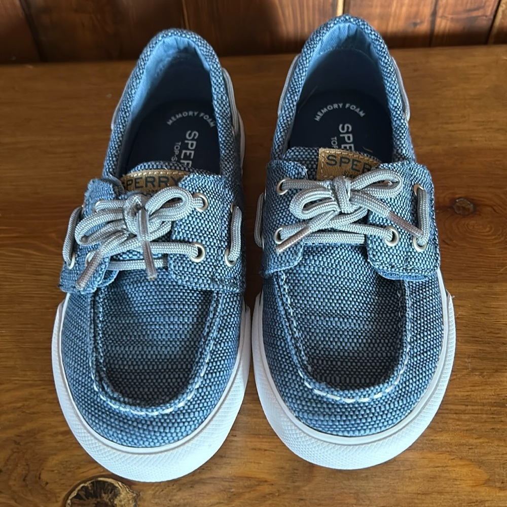 Boys size 11M Sperry Memory Foam Shoes